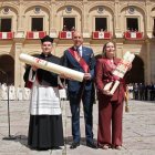 León acoge la tradicional ceremonia de Las Cabezadas, que este año enfrenta al abad del Cabildo de san Isidoro, Luis García, y a la concejala de Comercio, Consumo y Fiestas, Camino Orejas.