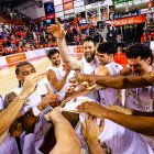La plantilla celebra la remontada en Manresa con la que da un paso decisivo hacia la salvación.