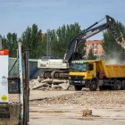 La demolición de la nave donde irá la central energética, en la calle La Lora, está muy avanzada.