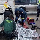 Una agente y un médico atienden al herido.