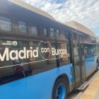 Un autobús azul de Madrid, en Burgos, a punto de recoger a una usuaria de Afabur.