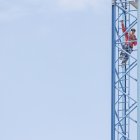 Imagen de un trabajador subido a una grúa en Fuentecillas.