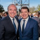 El presidente en funciones de la Junta de Castilla y León, Alfonso Fernández Mañueco, felicita a Jorge Azcón por su investidura como presidente del Gobierno de Aragón.