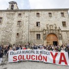 Imagen de la concentración a las puertas de la Escuela Municipal de Música.
