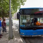Uno de los autobuses de Madrid en la parada de la plaza de España para cubrir la línea 20, que se recuperó este martes.