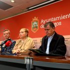 Barriada, Ayala y Manso explican las novedades sobre el servicio de autobuses, tras la crisis desatada con el incendio del 21 de abril.
