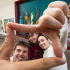 Jesús Gómez, Indira Citores y Sofía Prieto, en el patio del Pintor Luis Sáez.