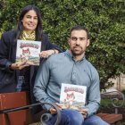 Ruth Fernández y Diego García posan con sendos ejemplares de su primer libro, ‘Sacoseto’.