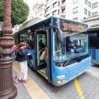 Un autobús de los cedidos por Madrid recoge pasajeros en una parada de la calle Vitoria.