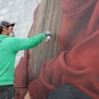 El artista burgalés Christian Sasa durante la creación del mural.