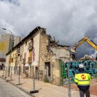 Derribo del edificio de titularidad municipal en la calle Vitoria, a la altura del 199.
