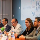El gerente del Hospital Clínico Universitario de Valladolid, José Antonio Arranz Velasco, junto a representantes de los servicios clínicos relacionados, informa de la participación del centro hospitalario en dos ensayos clínicos internacionales en tratamiento del cáncer de próstata.