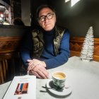 El escritor Eliseo González, con su nueva obra, 'Un lugar frente al fuego'.