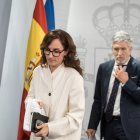 La ministra de Sanidad, Mónica García, y el ministro del Interior, Fernando Grande-Marlaska, a su salida de una rueda de prensa, en el Complejo de la Moncloa, a 6 de mayo de 2026, en Madrid (España). 