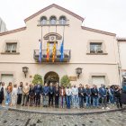 Centenares de personas se concentraron para expresar su condolencia y guardar un minuto de silencio por el asesinato.