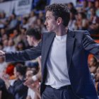 Denís Pombar gesticula en la banda en El Plantío durante el partido ante Obradoiro, en el que la afición dio su empuje para lograr la victoria.