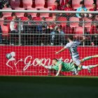 Magunazelaia bate a Juanpa en el minuto 3 tras recibir una asistencia de Adu Ares y marca el gol que decidió el partido en Anduva.