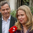 La alcaldesa, Cristina Ayala, recorrió la decoración floral que va a tener la Plaza Mayor, un jardín portugués.