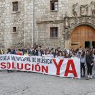 Concentración de padres y alumnos, a las puertas de la Escuela de Música 'Antonio de Cabezón'.