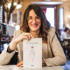 La escritora Sara González Manso, con su primera obra.