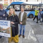 Un momento de la presentación del minibús de Segovia, frente a la Catedral de Burgos.
