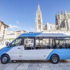 Un momento de la presentación del minibús de Segovia, frente a la Catedral de Burgos.