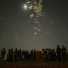 Unas 300 personas observaron la Luna, Júpiter y Venus desde el cerro del Castillo de Burgos.