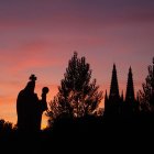 Los espacios abiertos orientados hacia el oeste reunirán a cientos de personas mientras la luz comienza a transformarse sobre el perfil de la Catedral.