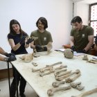 Parte del equipo internacional de arqueólogos y estudiantes trabaja para desentrañar los secretos de cientos de personas enterradas allí entre los siglos XII y XV.