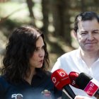 La presidenta de la Comunidad de Madrid, Isabel Díaz Ayuso (i), y el presidente de Castilla y León, Alfonso Fernández Mañueco (d), ofrecen declaraciones a los medios durante la celebración del centenario del Camino Schmid.