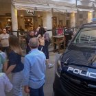 El detenido es conducido al furgón esposado y custodiado.