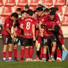 Los jabatos celebran como una piña el tercer gol en Anduva.