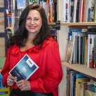 La poeta burgalesa Eva Pérez Fernández, con su cuarto poemario,‘Ossilenquia’.