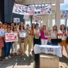 Las manifestantes reclamaron ayer a las puertas del HUBU pasar del grupo C2 al C1.