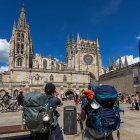 Unos peregrinos observan la Catedral de Burgos en la Plaza del Rey San Fernando.