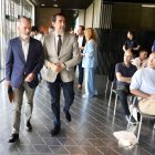 El consejero de Medio Ambiente, Vivienda y Ordenación del Territorio, Juan Carlos Suárez-Quiñones, inaugura la Jornada de Propietarios Forestales, organizada por Fafcyle junto a su presidente Jesús Pestaña.