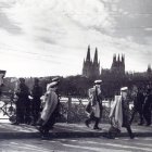 Miembros de la Guardia Mora se cruzan con soldados en el puente de San Pablo de Burgos.