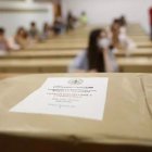 Archivo - Imagen de archivo de un sobre con un examen.