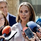 La vicesecretaria de Regeneración Institucional del Partido Popular, Cuca Gamarra, y el presidente provincial del PP, Carlos García Carbayo, atienden mañana a los medios de comunicación antes de mantener un encuentro con representantes del Ilustre Colegio de la Abogacía de Salamanca (Icasal) y del Ilustre Colegio de Procuradores de Salamanca.