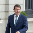 Archivo - El presidente de la Junta de Castilla y León, Alfonso Fernández Mañueco, a su llegada a la primera sesión del debate de investidura del líder del PP, en el Congreso de los Diputados, a 26 de septiembre de 2023, en Madrid (España). El presidente.