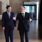 El presidente de la Junta en funciones, Alfonso Fernández Mañueco, y el portavoz de Vox, Carlos Pollán, en la presentación del Pacto de Gobierno PP-Vox.