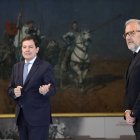 El presidente del Partido Popular de Castilla y León, Alfonso Fernández Mañueco (i), y el portavoz de Vox en las Cortes de Castilla y León, Carlos Pollán (d), durante una rueda de prensa, en las Cortes de Castilla y León.