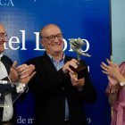 El alcalde de Valladolid, Jesús Julio Carnero, acude al homenaje a Gustavo Martín Garzo durante la clausura de la 59ª Feria del Libro.