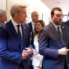María José Sáenz de Buruaga (Cantabria), Jorge Azcón (Aragón), Alfonso Rueda (Galicia), Adrián Barbón (Asturias) y Mariano Rajoy, este jueves en la toma de posesión de Mañueco.