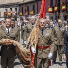 El general jefe de la División San Marcial del Ejército de Tierra en Burgos, Mariano Arrazola, porta la réplica del pendón de la batalla de las Navas de Tolosa.