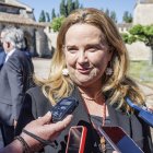 La alcaldesa, Cristina Ayala, atendió a los medios de comunicación antes de participar en la celebración solemne del Curpillos.