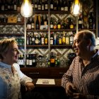 Ángela y Quelín posan junto a la barra de Casa Galín. Se miran sonrientes. Entre ellos, la carta que atesora sus preciados guisos.
