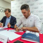 El rector de la Universidad Isabel I, Alberto Gómez Barahona, y el presidente de AJE, Mario Pérez, rubrican el convenio de colaboración.