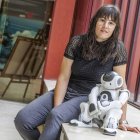 Olalla Sáiz Vázquez, profesora de la Universidad de Burgos, junto al robot MATEO.