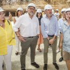 Carlos Pollán, José Alberto Díaz Pico y Raquel Contreras, diputada de Cultura, atienden las explicaciones de Andreu Ollé.